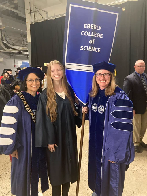 Jennelle Malcos, President Neeli Bendapudi, and science student Megan von Abo posing with the Eberly College of Science sign.