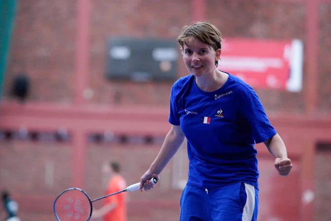 Photo de moi en tenue de l’equipe de France qui souris et sers le poing