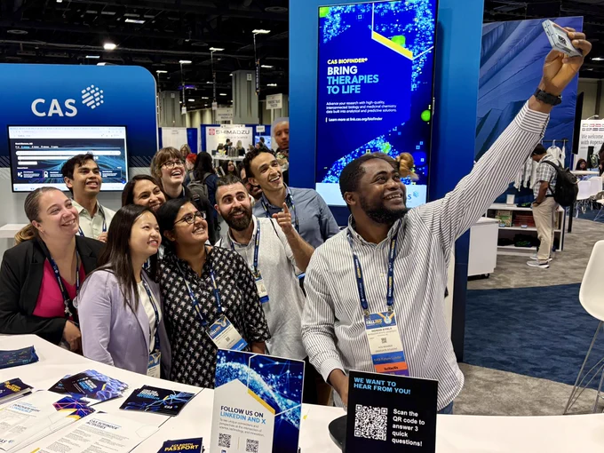 A group of CAS Future Leaders taking a selfie in the CAS booth at ACS Fall 2025