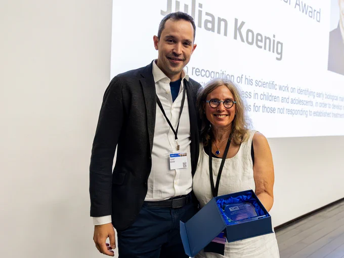 ein Mann und eine Frau stehen zusammen, Prof. Dr. Julian Koenig und Anne H. Berman (Past President der ISBM), Foto: ICBM/Kellner