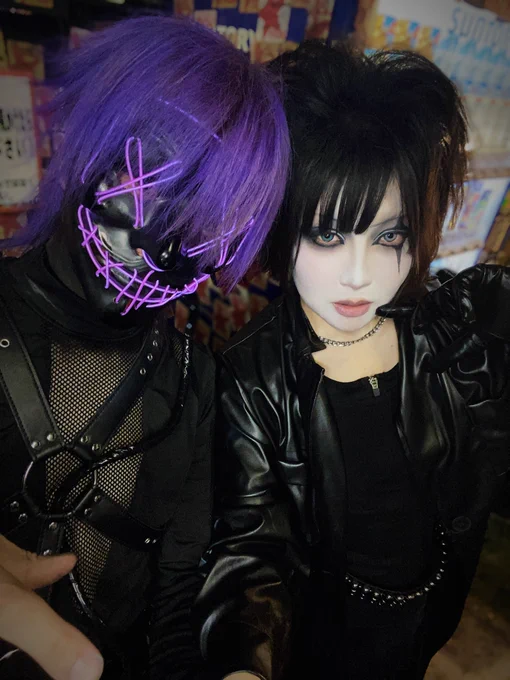 SCHEHAAAN🤖
PIERROTが好きだとプログラミングされてることを知っててまず最初に声をかけました。音作りが本当にハンパなかった。紛れもなくアイジさんの音だった。髪も顔も紫にしてくれて気合いを感じたよ💜 ありがとう💜