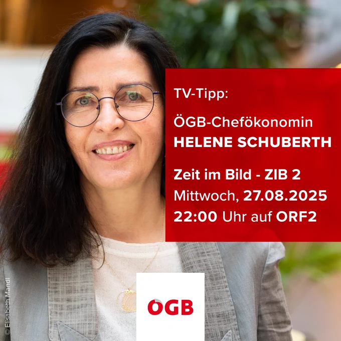 eine Frau mit Brille lächelnd