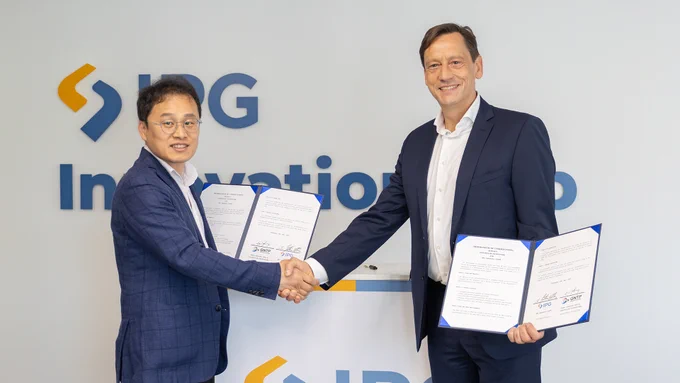 Dr. Dong-Gyu Lee (Gyeongnam Technopark, left) and Martin Elbs (IPG Automotive, right) at the signing of the MoU to advance virtual development and digital twin technologies in South Korea’s automotive industry.