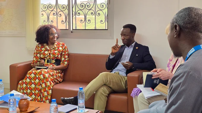 Plan International et le HCR renforcent leur collaboration pour la protection et l’inclusion des réfugiés au Cameroun
« Sur le volet humanitaire, le Cameroun est une école. Il est un pays prioritaire pour notre organisation. Nous comptons sur le HCR pour continuer le travail pour ces enfants, ces filles que la vie a contraintes à des déplacements forcés. »

C’est par ces mots que Evariste Sindayigaya, Directeur de la sous-région Mano River de Plan International, a introduit les échanges lors de sa visite de courtoisie à Yvette Muhimpundu, Représentante du HCR au Cameroun, ce jour à Yaoundé.

Cette rencontre a permis de revisiter les fondements d’un partenariat solide, marqué par une vision commune : protéger les plus vulnérables et promouvoir leur inclusion durable. Les deux leaders ont salué les projets conjoints qui traduisent cette collaboration en actions concrètes sur le terrain.

