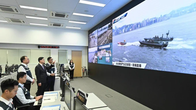 The 🇭🇰Chief Executive, Mr. LEE Ka-chiu, John (3rd from the right); the 🇭🇰Chief Secretary for Administration, Mr. CHAN Kwok-ki, Eric (3rd from the left); and the 🇭🇰Secretary for Security, Mr. TANG Ping-keung, Chris (2nd from the right) overseeing Exercise ‘BRAVELIGHT’ conducted at the📍Kai Tak Cruise Terminal🚢🌊 on August 28, 2025—the first large-scale inter-departmental counter-terrorism drill executed since the official establishment of the ‘🇭🇰Three-Tier Prevention Framework’ in November, 2024—at the📍Emergency Monitoring & Support Centre