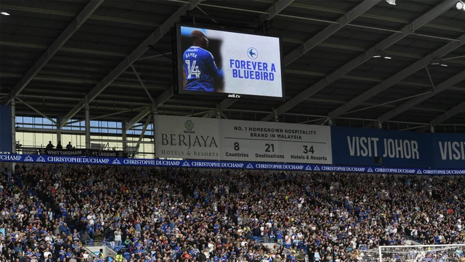 Image of the Cardiff City in the Canton Stand supporters holding a minute's applause in memory of Sol.