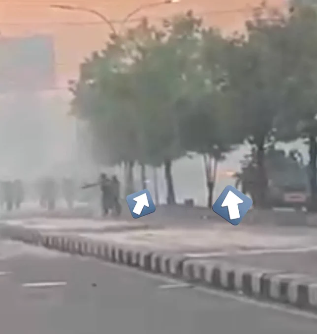 terlihat polisi menembakkan gas air mata ke arah Rheza