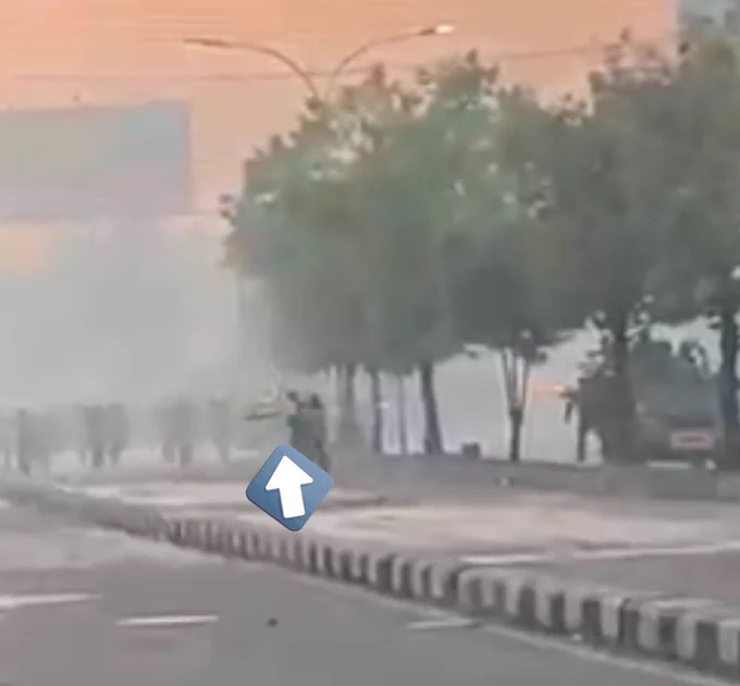 muncul percikan dari bagian atas tubuh Rheza karena terkena tembakan gas air mata secara langsung