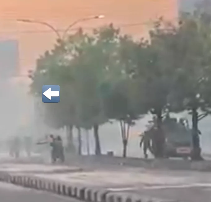 terdapat pantulan peluru tinggi ke atas, kemungkinan mengenai bagian tubuh yang keras (kepala).