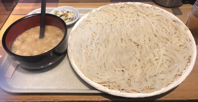 新橋で有名な稲庭うどんの店。

平日昼しかやっていないので、この機会に行きました！

麺はツルツルで喉越し◎

ランチにはミニ海鮮丼があり、うどんのつゆと合いそうでしたね！

お湯があるので、最後はつゆをスープにできて、幸せでした！