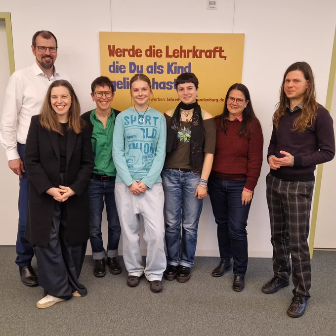 Bildungs- und Jugendminister Steffen Freiberg (l.) mit der Landes- Kinder- und Jugendbeauftragten Katrin Krumrey (2.v.l.) und den AKJS-Aktiven. 