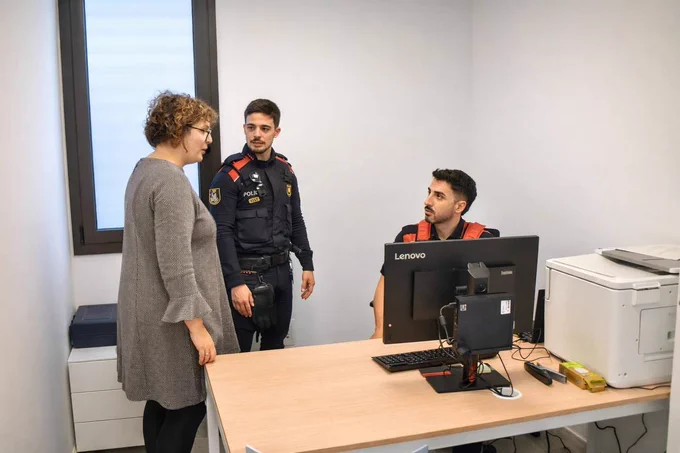 La tinenta d'alcaldia Silvia Aliu Gifre amb els agents dels Mossos d'Esquadra. 