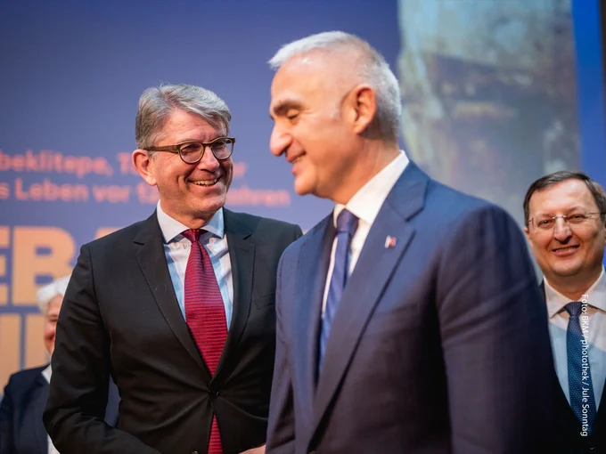 Wolfram Weimer mit dem türkischen Kulturminister Mehmet Nuri Ersoy. I m Hintergrund steht der türkische Botschafter Gökhan Turan.