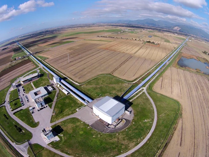 Vue aérienne du détecteur d'ondes gravitationnelles EGO-Virgo
