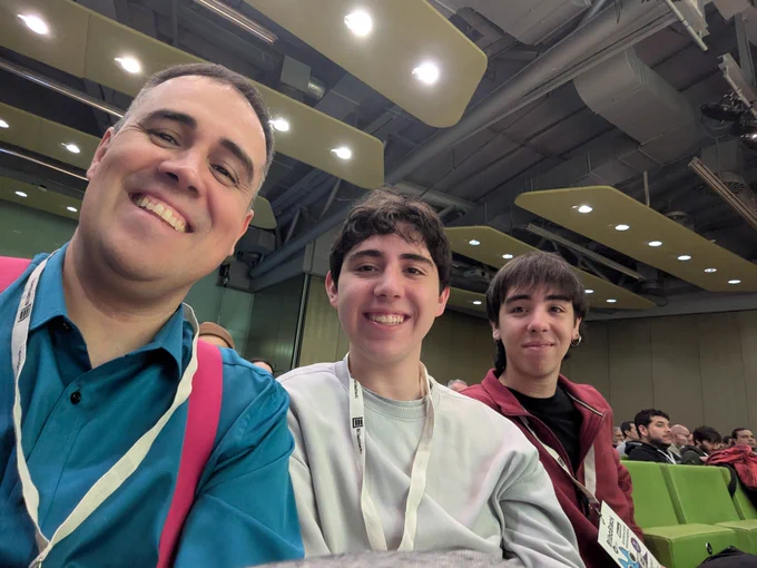 Selfie de mis dos hijos Dani y Pablo conmigo en el auditorio del palacio de Euskalduna esperando que comience el evento