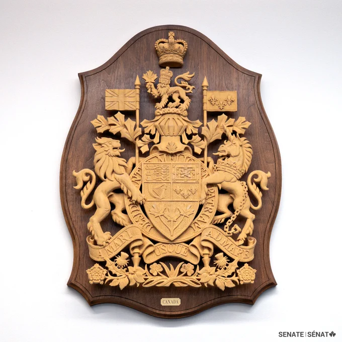 Une sculpture en bois représentant la version de 1994 des armoiries du Canada.