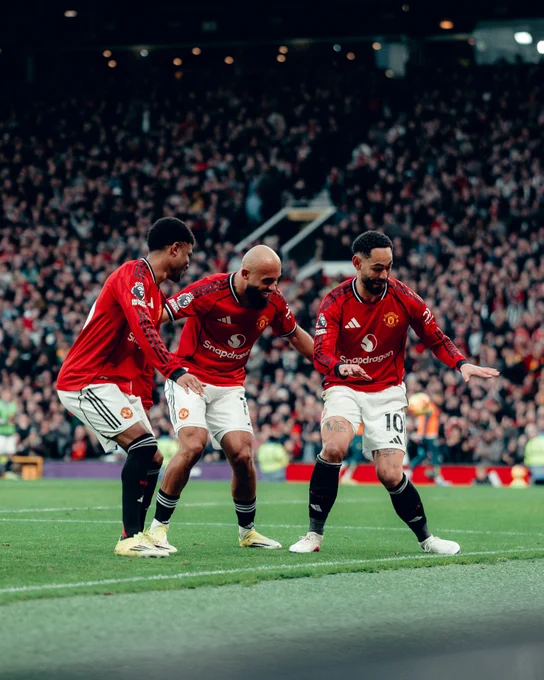 Amad, Bryan Mbeumo and Matheus Cunha celebrate.