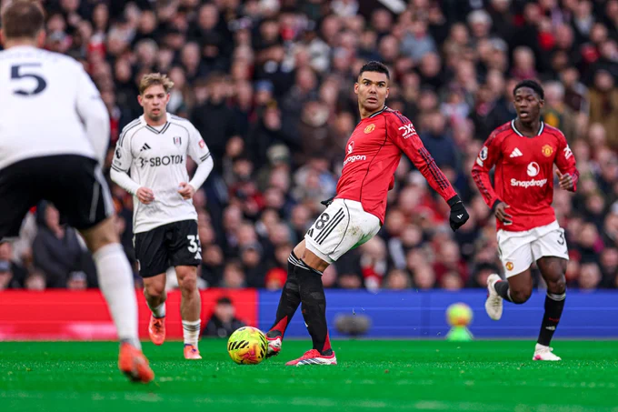 Casemiro passes the ball.