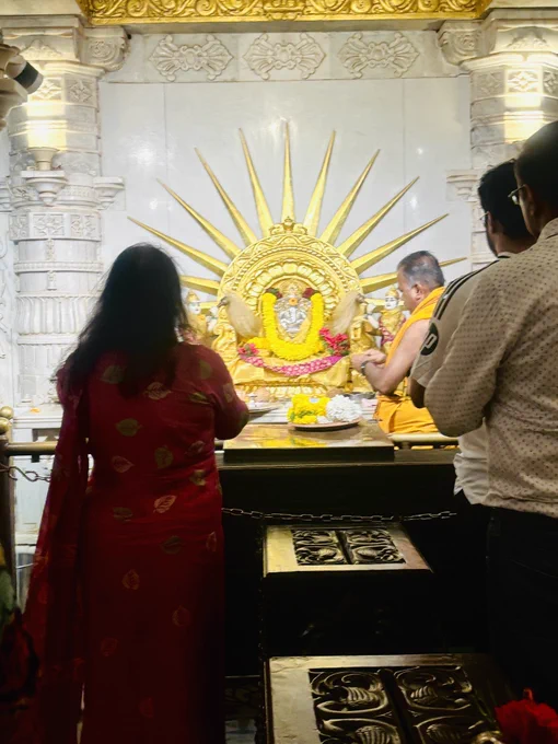 Leslie Tripathy walks to Sidhivinayak temple in Mumbai for 2 hours
