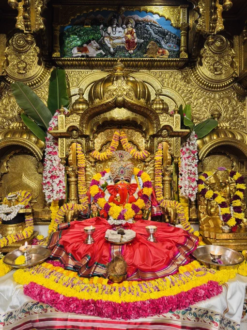 Leslie Tripathy walks to Sidhivinayak temple in Mumbai for 2 hours
