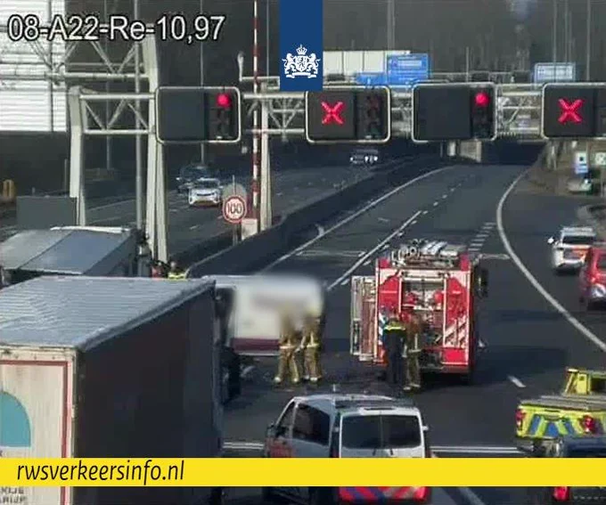 Kruisen boven de weg. Brandweer en andere hulpdiensten zijn aanwezig