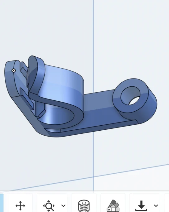 Modelo digital en 3D del soporte para pajita visto desde otra perspectiva, mostrando el sistema de sujeción al vaso.