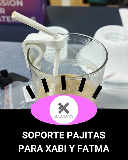 Soporte para pajita impreso en 3D colocado en el borde de un vaso con bebida, con una pajita insertada en el soporte.