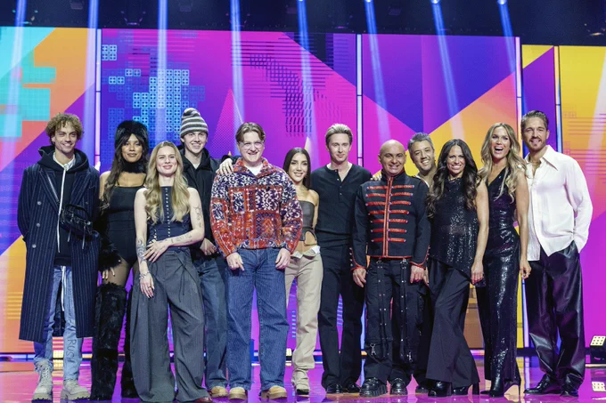 Melodifestivalen 2026, deltävling 1 i Linköping. Alla tävlanden samt programledarna. Från vänster: Greczula, Jacqline, Indra, Noll2, Gina Dirawi, Hampus Nessvold, Junior Lerin, A-Teens.