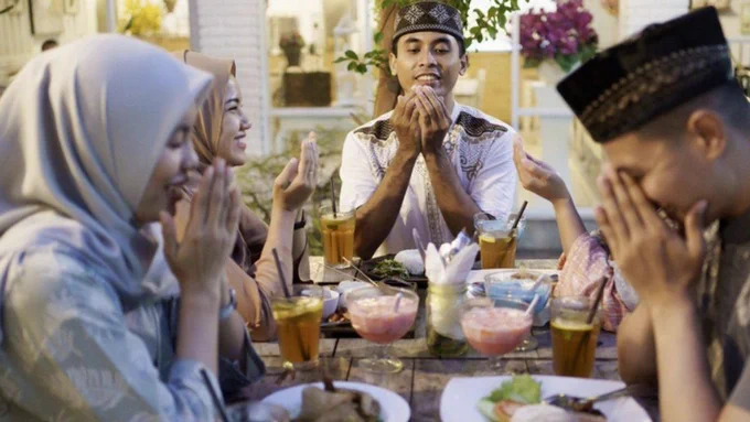 A family breaks the Ramadan fast together.