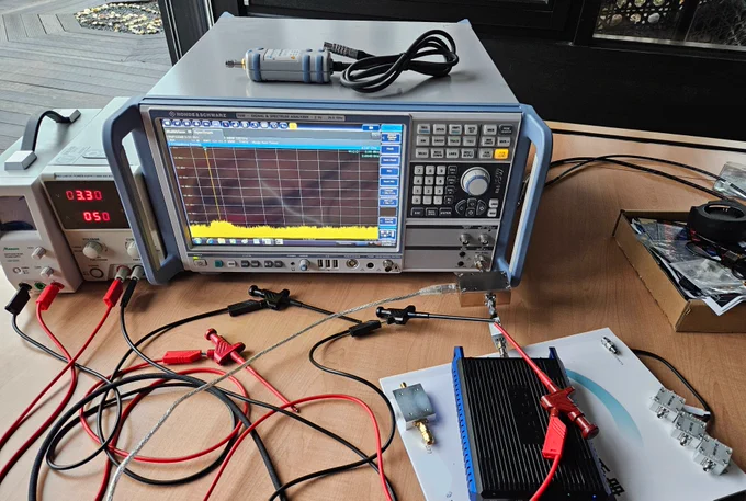 RF Test Setup with signal gdnerator, rf filter, ampmifier and spectrum analyzer