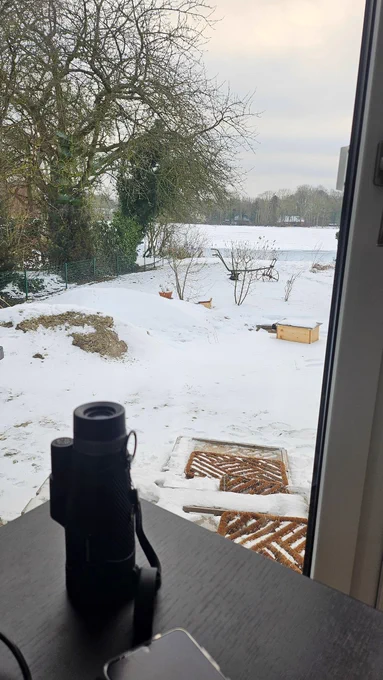 Blick aus dem Fenster. Im Vordergrund steht ein Monokular. 