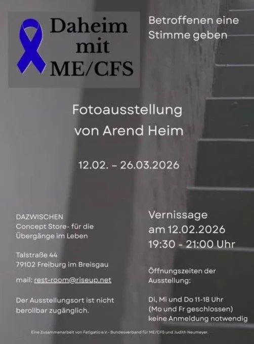 Flyer der Fotoausstellung von Arend Heim, 12.02.-26.03.26, Daheim mit #MECFS, Betroffenen eine Stimme geben, Talstraße 44, 79102 Freiburg