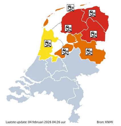 Code rood voor gladheid door ijzel in Groningen, Friesland en Drenthe. Code oranje in Overijssel, Flevoland en de Wadden. Code geel in Noord-Holland. Bron: KNMI. 