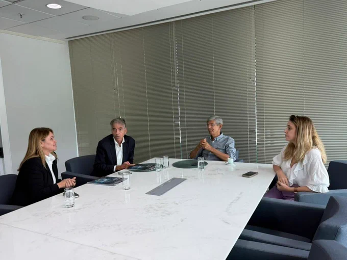 Fotografia de quatro pessoas sentadas ao redor de uma mesa retangular clara, durante reunião entre a UFRJ e representantes do Ministério da Ciência, Tecnologia e Inovação (MCTI). Entre elas estão: o secretário-executivo do órgão, Luis Manuel Rebelo Fernandes, a chefe de Gabinete do ministério, Maria Luiza Rangel, e o reitor da UFRJ, Roberto Medronho.
