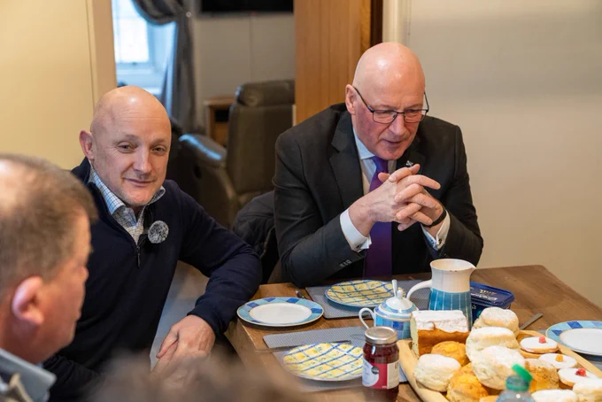 The First Minister and Calum Kerr enjoy excellent tea and cakes.