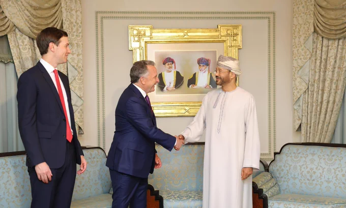 صورة من لقاء معالي السيد بدر بن حمد بن حمود البوسعيدي وزير الخارجية، مع الوفد الأمريكي برئاسة ستيف ويتكوف، المبعوث الخاص لرئيس الولايات المتحدة الأمريكية، وجاريد كوشنر.