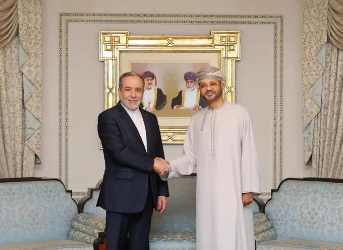 صورة لقاء معالي السيد بدر بن حمد بن حمود البوسعيدي وزير الخارجية، مع معالي الدكتور سيد عباس عراقجي.