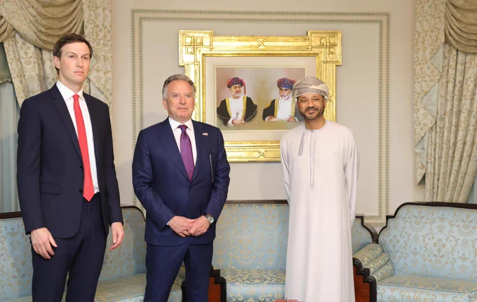 صورة من لقاء معالي السيد بدر بن حمد بن حمود البوسعيدي وزير الخارجية، مع الوفد الأمريكي برئاسة ستيف ويتكوف، المبعوث الخاص لرئيس الولايات المتحدة الأمريكية، وجاريد كوشنر.
