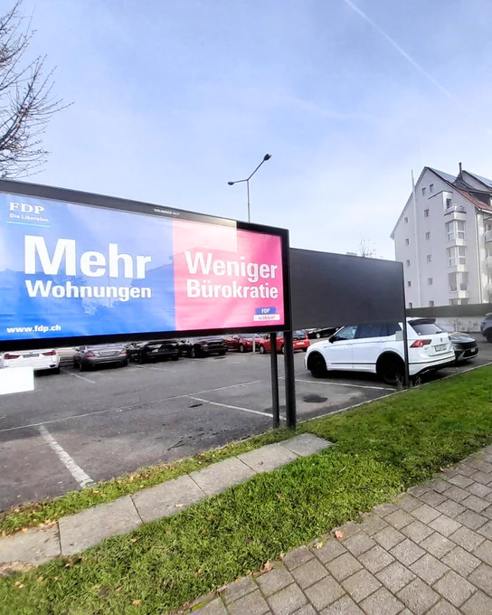 Ein Großflächenplakat der FDP mit den Slogans "Mehr Wohnungen" und "Weniger Bürokratie".