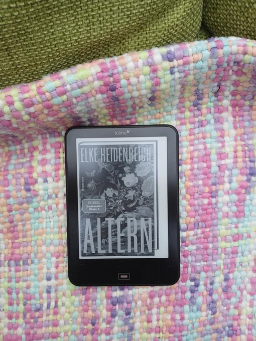 ein EBook auf bunt gemusterter Wolldecke und moosgrünen Kissen:
Elke Heidenreich,  Altern