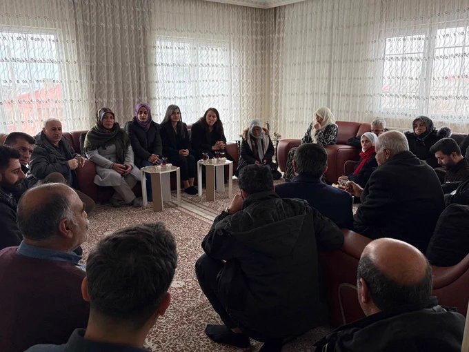 Rojava’ya sahip çıkmak için demokratik tepkisini ortaya koyan ve gözaltına alınan, tutuklanan arkadaşların ailelerini ziyaret ettik. Yuvarlak şekilde oturup sohbet ediyoruz.