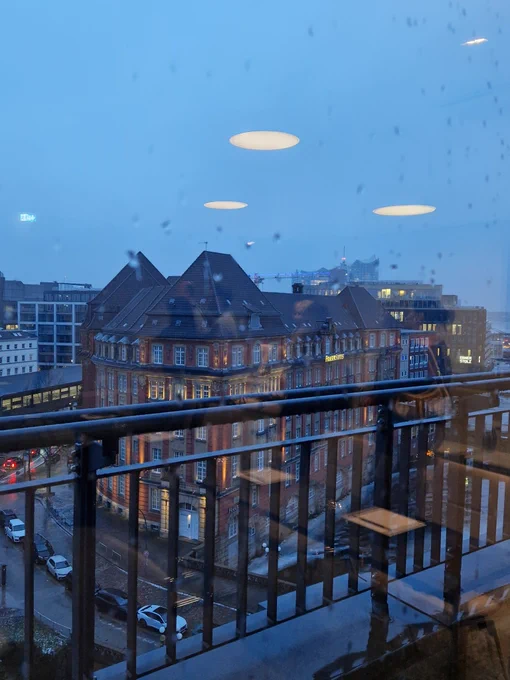 Blick aus dem Fenster über Hamburg, Regentropfen, in Hintergrund die Elbphilharmonie 
