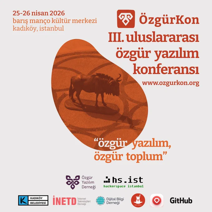 ÖzgürKon 2026 afişi: 25–26 Nisan 2026 tarihlerinde İstanbul Kadıköy’deki Barış Manço Kültür Merkezi’nde düzenlenecek III. Uluslararası Özgür Yazılım Konferansı yazıyor. Açık zemin üzerinde turuncu tonlarda boğa heykeli fotoğrafında boğanın yerine gnu yerleştirilmiş bir görsel “Özgür yazılım, özgür toplum” sloganı, ÖzgürKon logosu ve www.ozgurkon.org adresi yer alıyor. Alt kısımda Özgür Yazılım Derneği, Hackerspace İstanbul, Kadıköy Belediyesi, INETD, Dijital Bilgi Derneği, Ruby Türkiye, Ruby Central ve GitHub logoları bulunuyor.