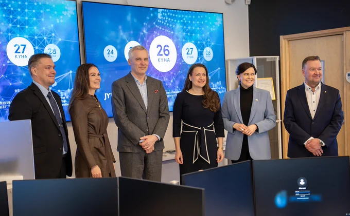 Jamk:n IT-instituutin johtaja Tero Kokkonen, ministerit Ranne, Adlercreutz, Ikonen ja Talvitie, valtion kyberturvallisuusjohtaja Rauli Paananen harjoituksessa.