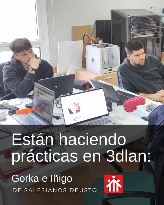 Dos estudiantes sentados en una mesa de trabajo con portátiles, tomando notas durante una sesión de prácticas en el espacio de 3DLAN.