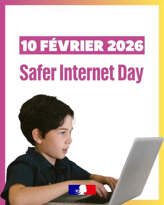 Affiche pour la Journée Safer Internet Day, célébrée le 10 février 2026, montrant un jeune garçon concentré utilisant un ordinateur portable. Les textes "10 FÉVRIER 2026" et "Safer Internet Day" sont en gros caractères, avec un logo officiel en bas de l'image. Cadre coloré rose et jaune.