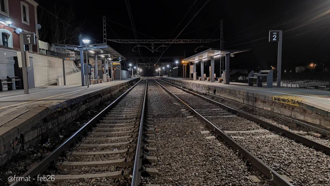 Vies i andanes de l'estació de Centelles a les fosques 