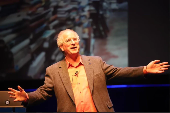 Photo of Brewster Kahle speaking.