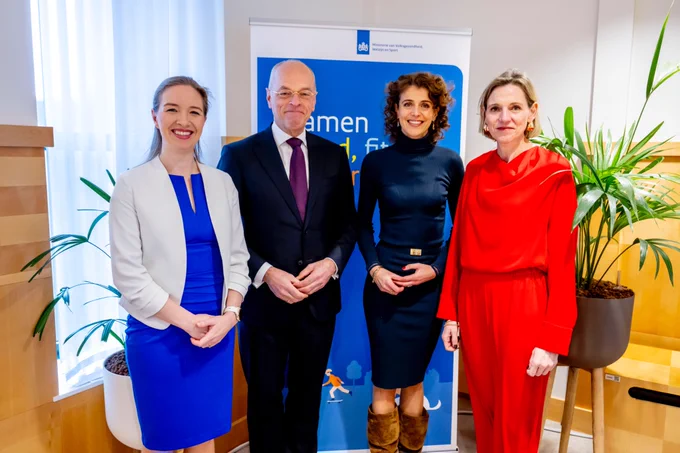 Geposeerde foto van voormalig staatssecretaris Langdurige en Maatschappelijke Zorg (Nicki Pouw-Verweij), voormalig minister van Volksgezondheid, Welzijn en Sport (Jan Anthonie Bruijn), huidig minister van Volksgezondheid, Welzijn en Sport (Sophie Hermans) en huidig minister van Langdurige Zorg, Jeugd en Sport (Mirjam Sterk).