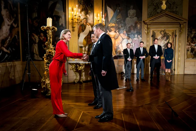 Mirjam Sterk (minister van Langdurige Zorg, Jeugd en Sport) schudt koning Willem-Alexander de hand tijdens de beëdiging van het kabinet in Paleis Huis ten Bosch. 